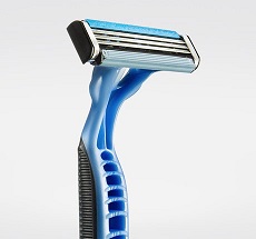 [Rasoir à trois lames]