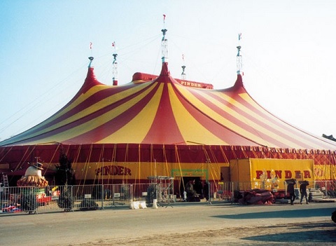 [Le chapiteau du cirque Pinder]