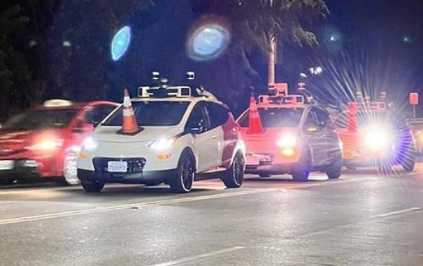 [Taxis autonomes immobilisés]