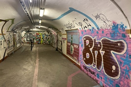 [Couloirs du métro]