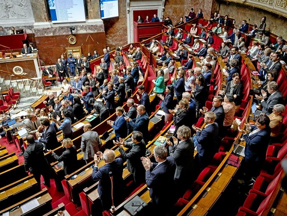 [Députés applaudissant à l'Assemblée Nationale]