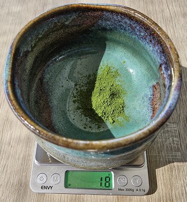 [1,8 g de matcha dans un chawan]