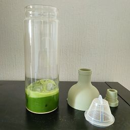 [Préparation de matcha en carafe]