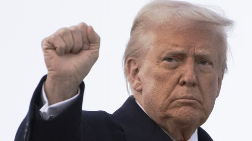 [Donald Trump, poing levé]